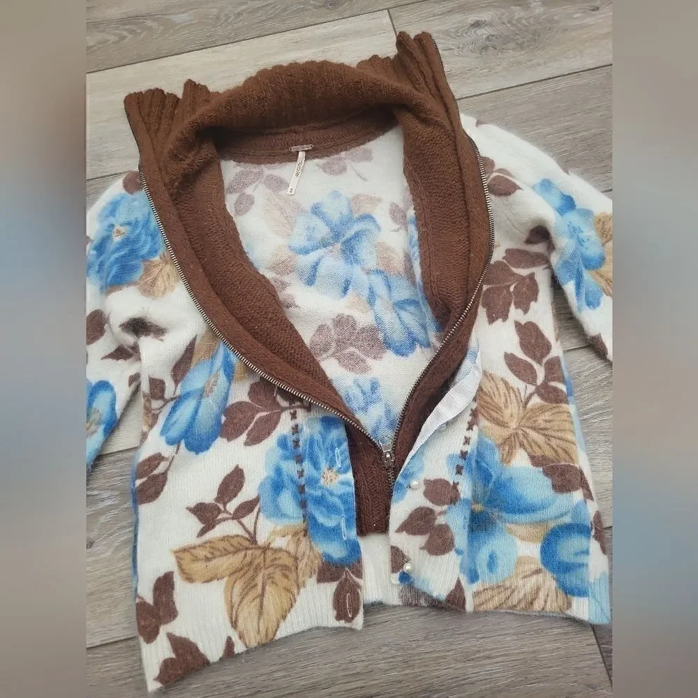 Free People  rabbit hair/lambswool blend super soft sweater, floral blue brown w